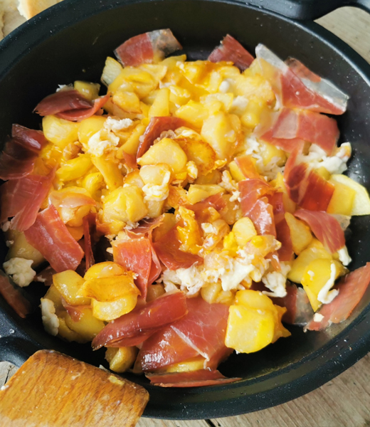 Huevos Rotos con Jamón
